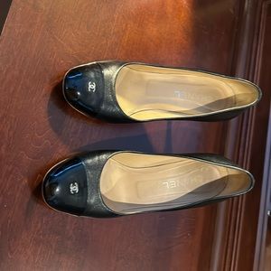 Chanel size 40 good to fair condition black leather pumps